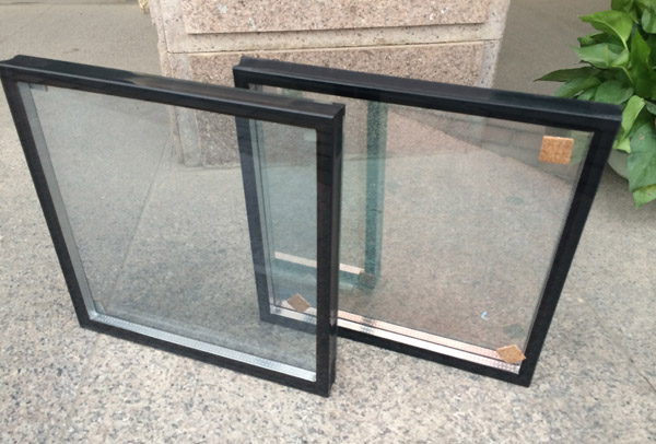 如何防止装修过程中钢化玻璃被刮花？