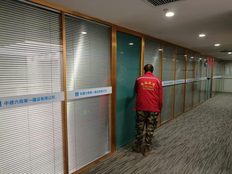发展银行黄拉丝双百叶隔断